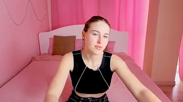 Snapshot of Violettta_doll chatting on 03-02-26, 10:33 Violettta doll online show from 03-02-26, 10:33