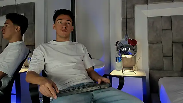 Snapshot of Austin_Reedss chatting on 03-04-26, 12:11 Austin Reedss online show from 03-04-26, 12:11