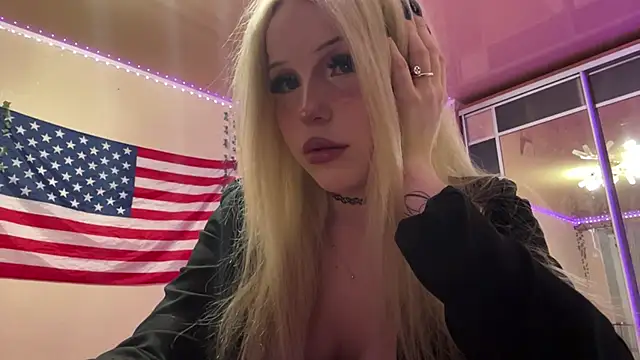 Snapshot of Mollywannatouch chatting on 03-04-26, 08:15 Mollywannatouch online show from 03-04-26, 08:15