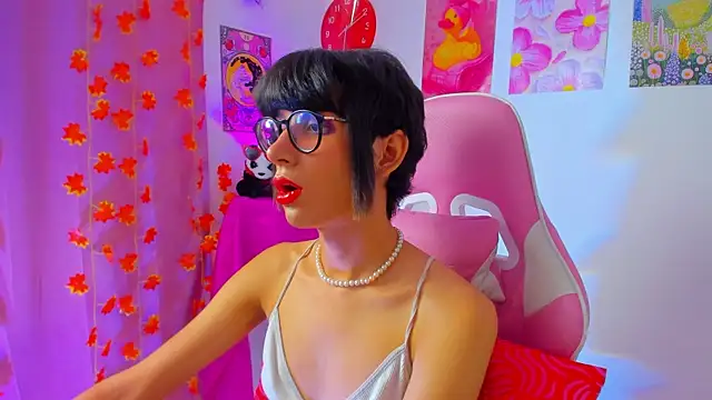 Snapshot of Madeline_21 chatting on 04-10-26, 12:10 Madeline 21 online show from 04-10-26, 12:10