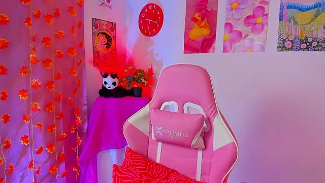 Snapshot of Madeline_21 chatting on 04-16-26, 12:17 Madeline 21 online show from 04-16-26, 12:17