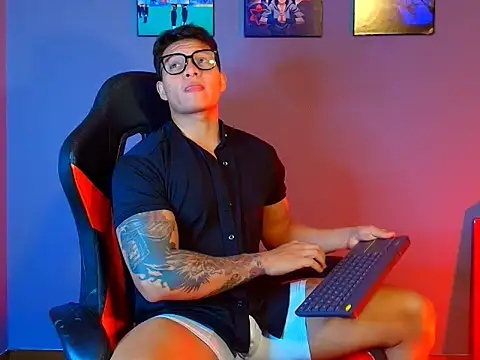 Snapshot of evan_greey01 chatting on 03-04-26, 03:56 evan greey01 online show from 03-04-26, 03:56