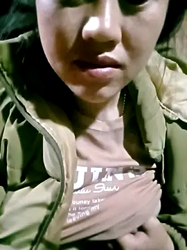 Snapshot of hasaki001 chatting on 03-11-26, 05:52 hasaki001 online show from 03-11-26, 05:52