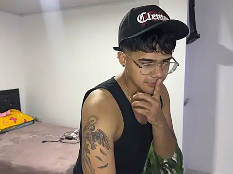 Snapshot of matiass_vegas chatting on 04-11-26, 04:50 matiass vegas online show from 04-11-26, 04:50