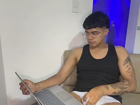 Snapshot of matiass_vegas chatting on 04-11-26, 07:45 matiass vegas online show from 04-11-26, 07:45