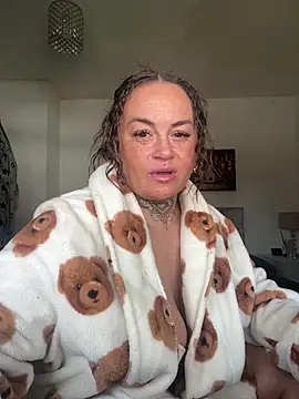 PrettyLittleCee online show from 03-26-26, 11:27