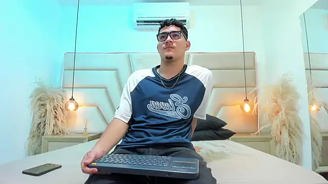 DylanLuxe online show from 03-25-26, 06:30