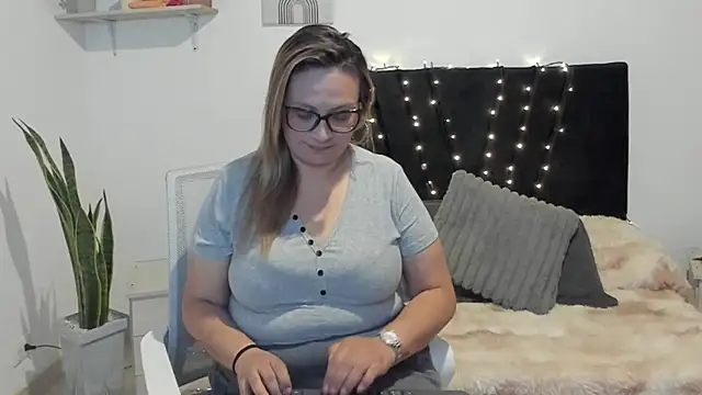 Just evangeline online show from 04-01-26, 02:36