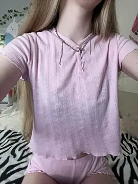 Snapshot of AvaTayloor chatting on 04-06-26, 01:03 AvaTayloor online show from 04-06-26, 01:03