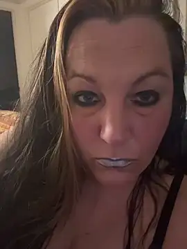 Snapshot of Queenemerald chatting on 03-27-26, 03:23 Queenemerald online show from 03-27-26, 03:23