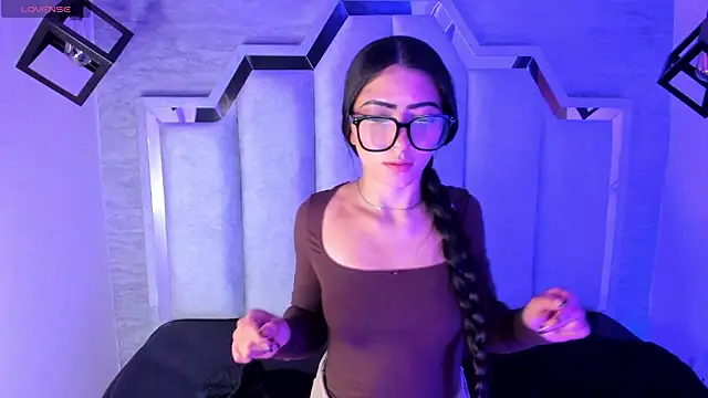 Snapshot of Vyoleett chatting on 03-26-26, 02:55 Vyoleett online show from 03-26-26, 02:55