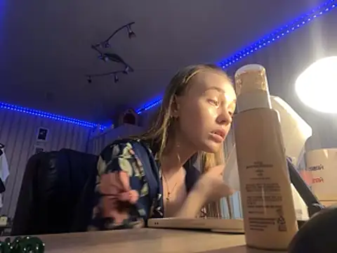 Snapshot of melissashineeee chatting on 04-03-26, 10:46 melissashineeee online show from 04-03-26, 10:46