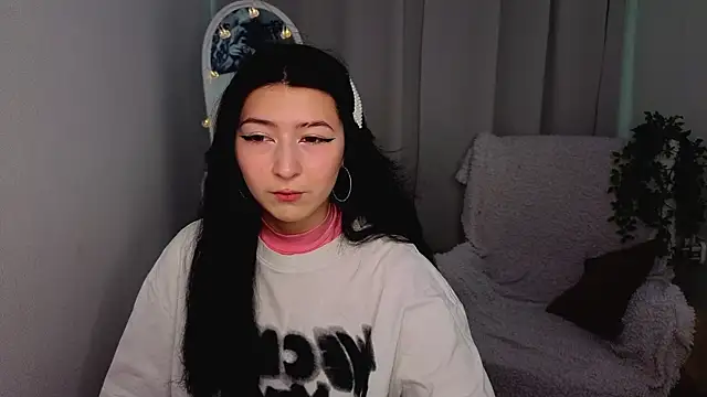 Snapshot of HanamiCei chatting on 04-14-26, 01:28 HanamiCei online show from 04-14-26, 01:28