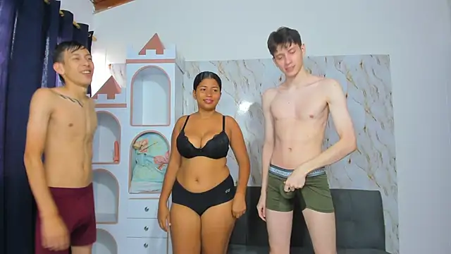 Snapshot of playhouse_couple chatting on 04-07-26, 01:44 playhouse couple online show from 04-07-26, 01:44