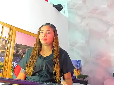 Snapshot of EllyBloom chatting on 04-05-26, 02:03 EllyBloom online show from 04-05-26, 02:03