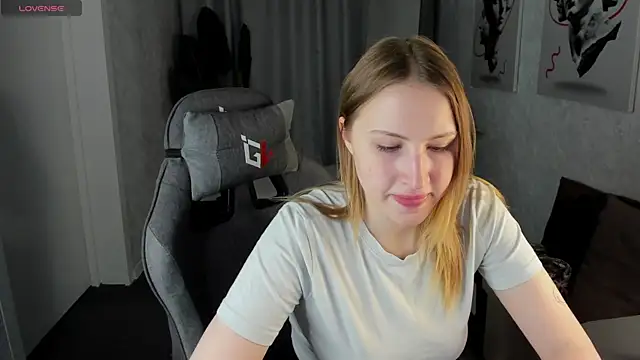 Snapshot of April_Jackson chatting on 04-13-26, 01:00 April Jackson online show from 04-13-26, 01:00