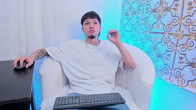 Snapshot of NewDannii chatting on 04-08-26, 12:38 NewDannii online show from 04-08-26, 12:38