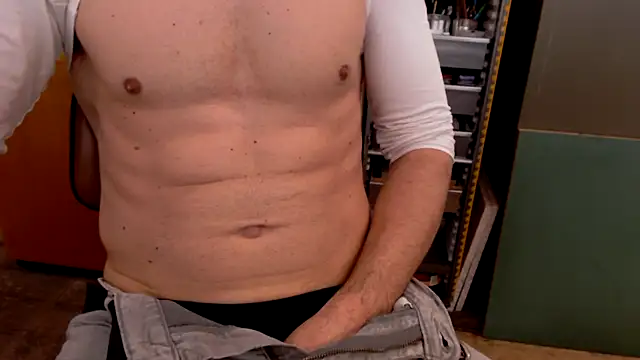 Snapshot of Blackandblue2000 chatting on 04-16-26, 08:04 Blackandblue2000 online show from 04-16-26, 08:04