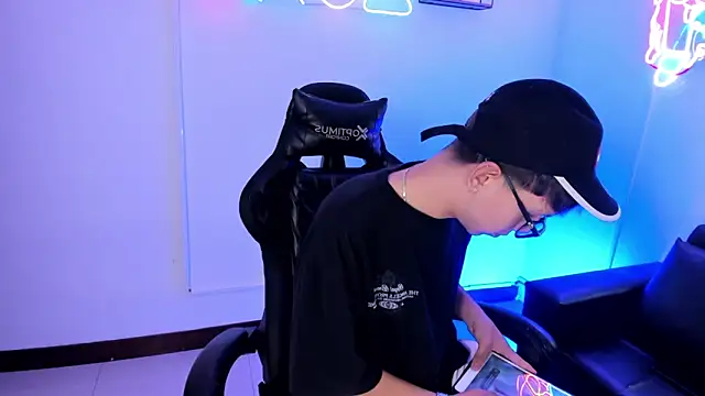 Snapshot of Adrien_silex chatting on 04-16-26, 02:18 Adrien silex online show from 04-16-26, 02:18