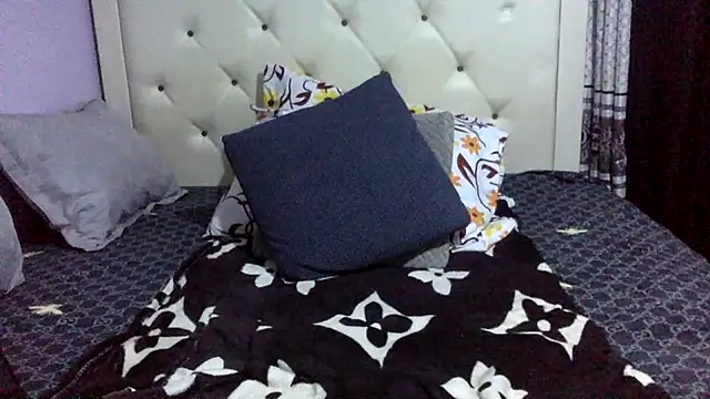 Snapshot of creamyamber chatting on 09-28-25, 03:12 creamyamber online show from 09-28-25, 03:12