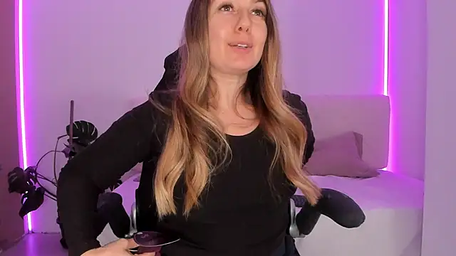 Snapshot of LindaWhite_ chatting on 11-20-25, 05:23 LindaWhite online show from 11-20-25, 05:23