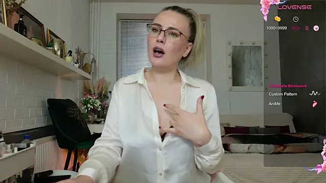 Snapshot of BeautyeyesLovely chatting on 10-28-25, 01:58 BeautyeyesLovely online show from 10-28-25, 01:58