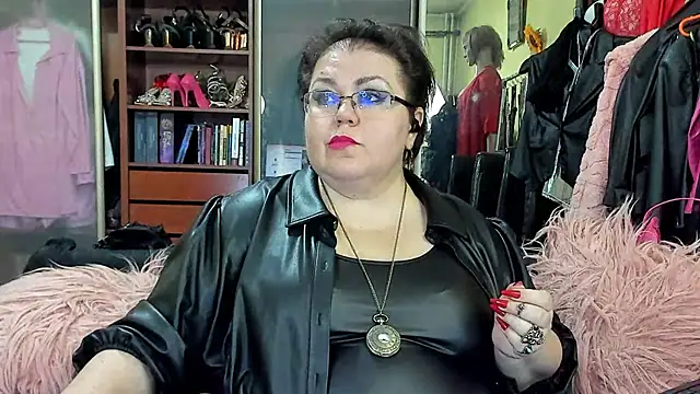 KaryQueen online show from 12-17-24, 06:20