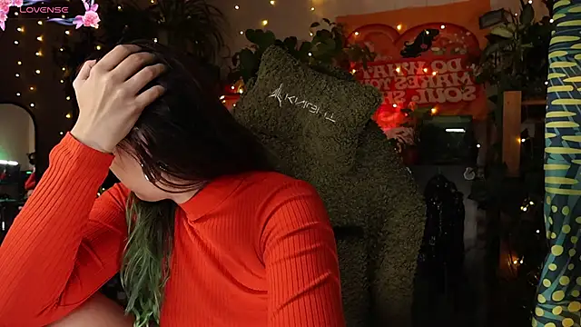 Snapshot of Dead_Butterfly chatting on 10-21-25, 02:45 Dead Butterfly online show from 10-21-25, 02:45