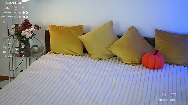 Snapshot of LitleSun chatting on 10-24-25, 10:11 LitleSun online show from 10-24-25, 10:11