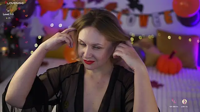 Snapshot of LitleSun chatting on 10-25-25, 10:23 LitleSun online show from 10-25-25, 10:23