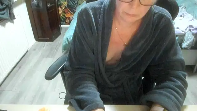 minoesje37 online show from 12-21-25, 08:27