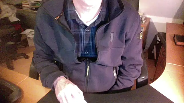 Snapshot of outlaw200 chatting on 12-16-24, 07:32 outlaw200 online show from 12-16-24, 07:32