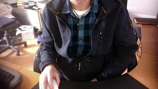 Snapshot of outlaw200 chatting on 12-27-24, 11:28 outlaw200 online show from 12-27-24, 11:28