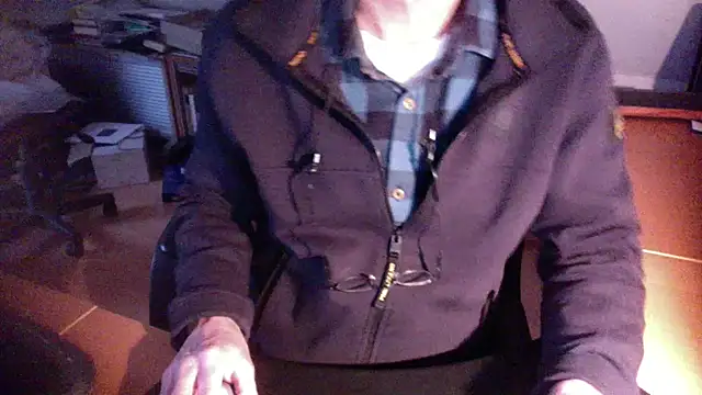 Snapshot of outlaw200 chatting on 12-27-24, 03:15 outlaw200 online show from 12-27-24, 03:15