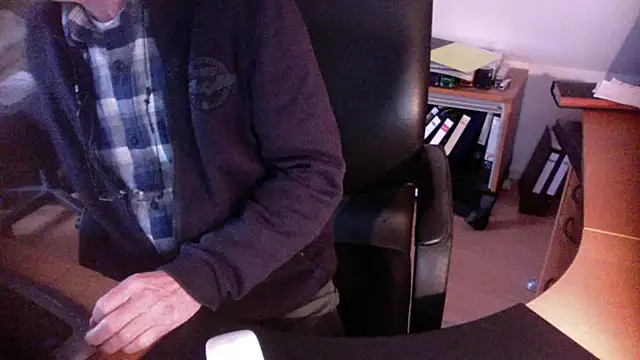 Snapshot of outlaw200 chatting on 12-28-24, 12:45 outlaw200 online show from 12-28-24, 12:45