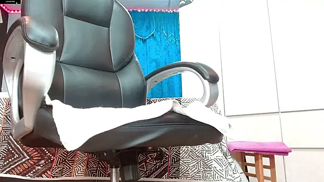 khloeHermaprodit3 online show from 02-27-26, 08:42