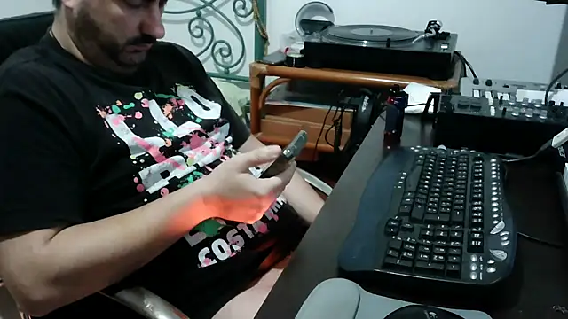 Snapshot of Italian_dark_desire chatting on 11-26-25, 10:05 Italian dark desire online show from 11-26-25, 10:05