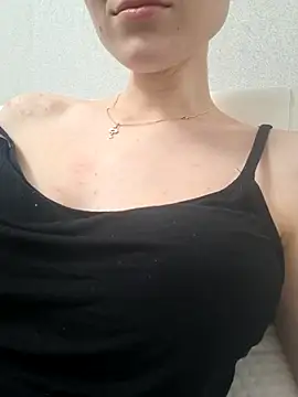 YogisticJuli666 online show from 10-31-25, 05:19