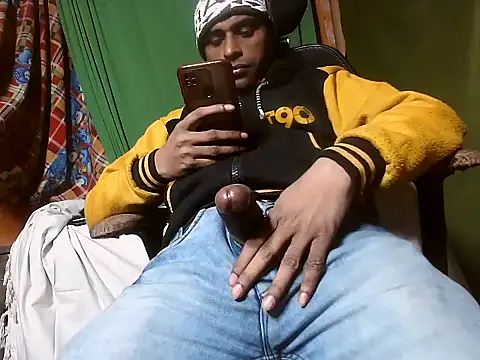 Snapshot of desiboy1101 chatting on 12-14-24, 03:29 desiboy1101 online show from 12-14-24, 03:29