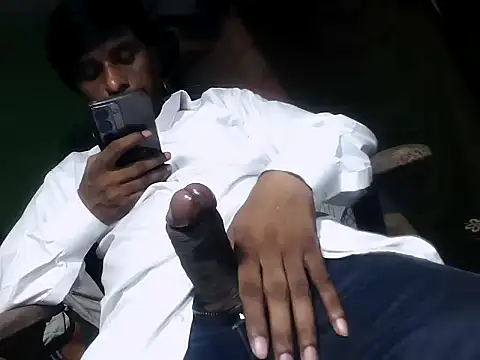 Snapshot of desiboy1101 chatting on 09-28-25, 04:40 desiboy1101 online show from 09-28-25, 04:40