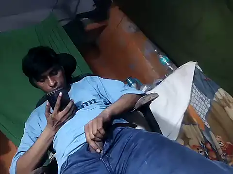 Snapshot of desiboy1101 chatting on 10-31-25, 02:07 desiboy1101 online show from 10-31-25, 02:07