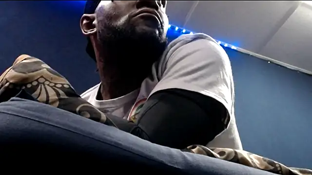 iBreakHeartz online show from 10-31-25, 08:37