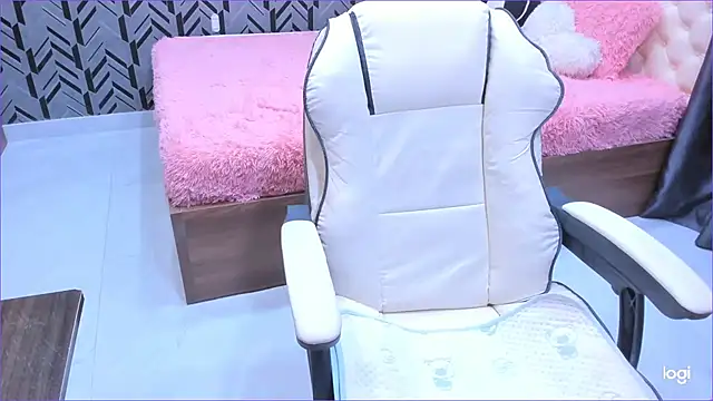 Snapshot of Toyota_Motor_Corporation chatting on 10-11-25, 11:14 Toyota Motor Corporation online show from 10-11-25, 11:14