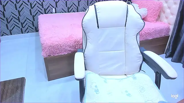 Snapshot of Toyota_Motor_Corporation chatting on 10-17-25, 11:18 Toyota Motor Corporation online show from 10-17-25, 11:18