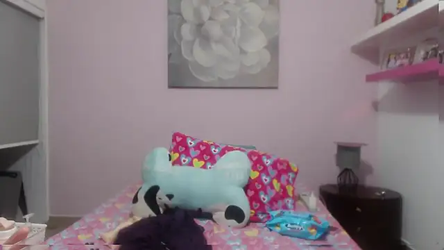 Snapshot of CindyCrawford chatting on 03-10-25, 03:23 CindyCrawford online show from 03-10-25, 03:23