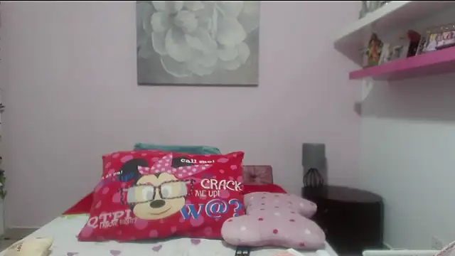 Snapshot of CindyCrawford chatting on 10-14-25, 03:29 CindyCrawford online show from 10-14-25, 03:29