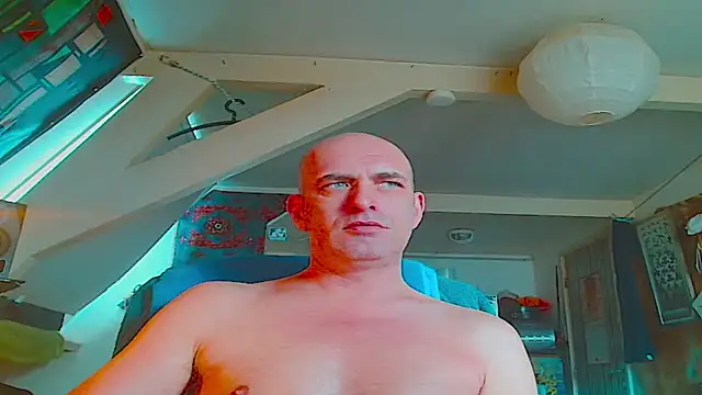 Snapshot of maxhard77 chatting on 11-30-25, 10:52 maxhard77 online show from 11-30-25, 10:52