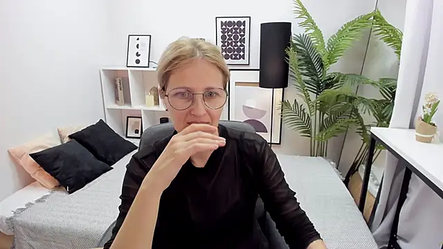 Paris Cherry online show from 10-14-25, 09:26