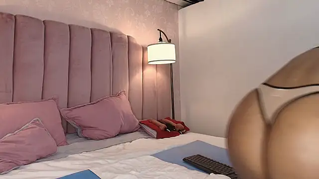 Snapshot of HallyBans chatting on 11-12-25, 11:54 HallyBans online show from 11-12-25, 11:54