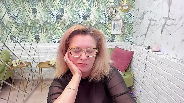 Snapshot of LeaPure chatting on 01-04-25, 11:43 LeaPure online show from 01-04-25, 11:43